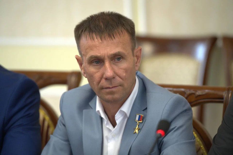 Альберт Куршутов: На встрече победителей отбора региональной кадровой программы "Герои Крыма" с организаторами и членами Общественного совета программы обсудили дальнейшие планы по профессиональной подготовке и... Альберт Куршутов: На встрече победителей отбора региональной кадровой программы "Герои Крыма" с организаторами и членами Общественного совета программы обсудили дальнейшие планы по профессиональной подготовке и...