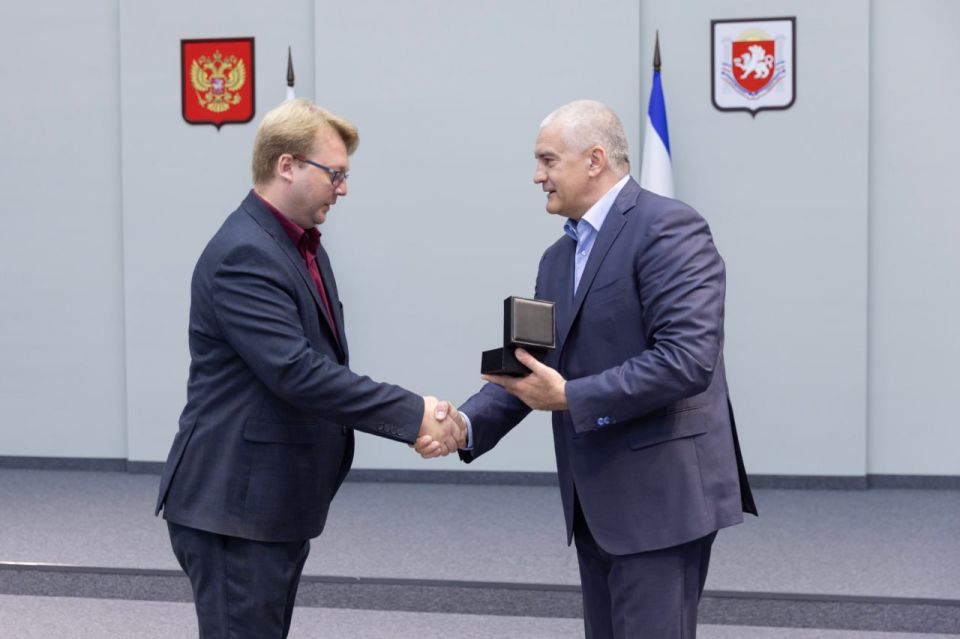 Сергей Аксёнов: В преддверии профессионального праздника рад вручить награды работникам нефтяной и газовой промышленности Республики Крым Сергей Аксёнов: В преддверии профессионального праздника рад вручить награды работникам нефтяной и газовой промышленности Республики Крым