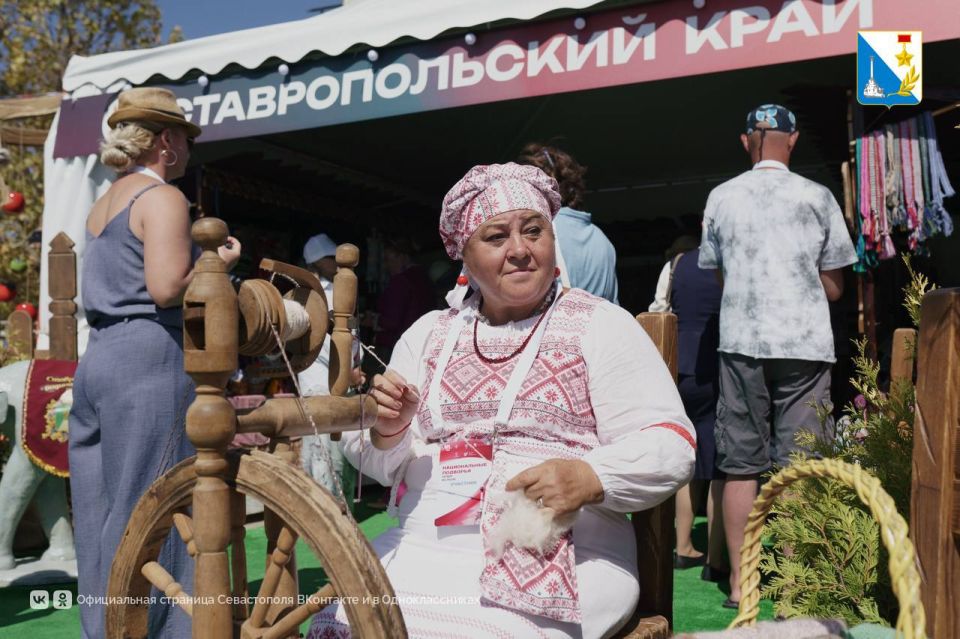 В рамках XVI фестиваля культуры и спорта народов Юга России губернатор Михаил Развожаев и первый заместитель министра спорта Одес Байсултанов открыли в парке Победы выставку-ярмарку «Национальные подворья» В рамках XVI фестиваля культуры и спорта народов Юга России губернатор Михаил Развожаев и первый заместитель министра спорта Одес Байсултанов открыли в парке Победы выставку-ярмарку «Национальные подворья»