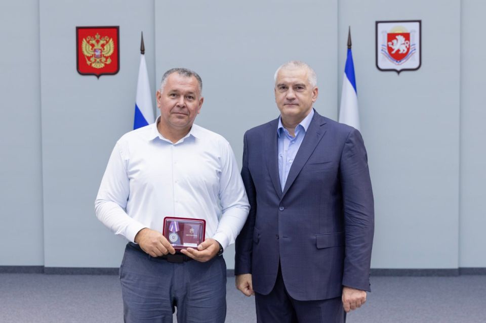 Сергей Аксёнов: В преддверии профессионального праздника рад вручить награды работникам нефтяной и газовой промышленности Республики Крым Сергей Аксёнов: В преддверии профессионального праздника рад вручить награды работникам нефтяной и газовой промышленности Республики Крым