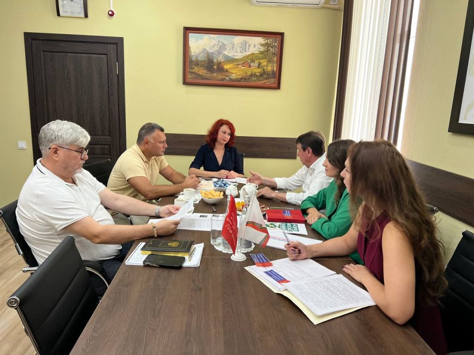 Игорь Ивин: В Джанкое проходит активная работа по замене вывесок на иностранных языках Игорь Ивин: В Джанкое проходит активная работа по замене вывесок на иностранных языках