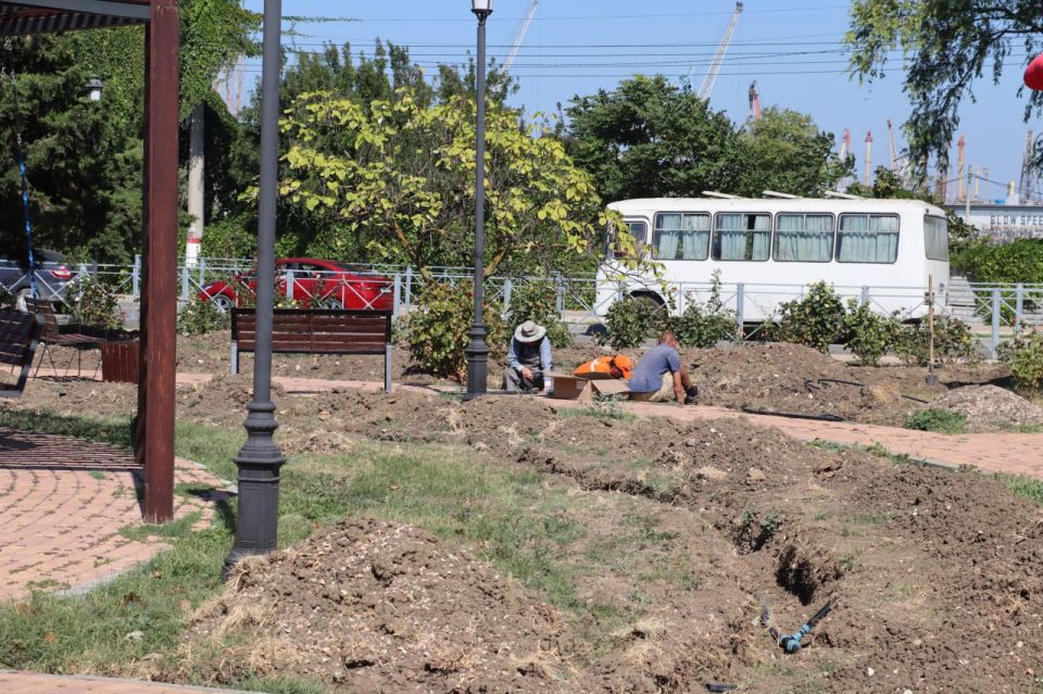 В сквере «Монетка» приступили к монтажу системы автоматического полива В сквере «Монетка» приступили к монтажу системы автоматического полива