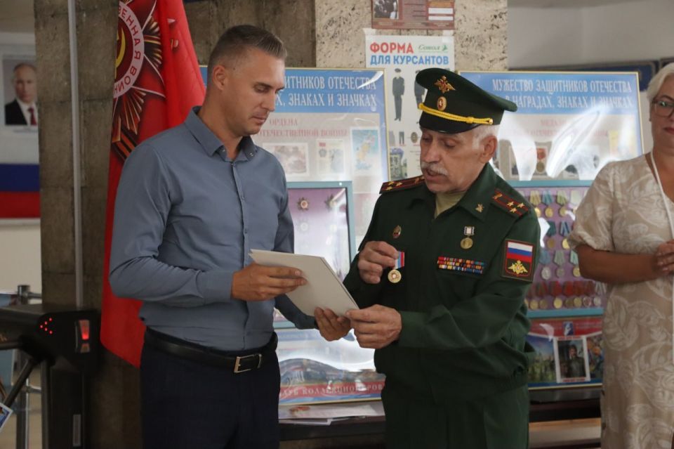 В Керчи стартовал патриотический марафон коллекционеров «Мужество защитников Отечества в наградах, знаках и значках», посвящённый 80-летию Победы в Великой Отечественной войне и окончания Второй мировой войны В Керчи стартовал патриотический марафон коллекционеров «Мужество защитников Отечества в наградах, знаках и значках», посвящённый 80-летию Победы в Великой Отечественной войне и окончания Второй мировой войны