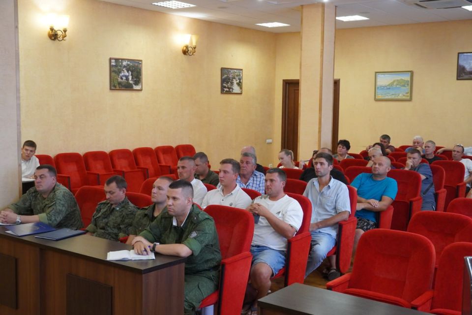 Министр сельского хозяйства Республики Крым Денис Кратюк и глава администрации Керчи Олег Каторгин провели встречу с субъектами хозяйствования, занимающимися добычей водных биоресурсов в прибрежной полосе Керченского пролива Министр сельского хозяйства Республики Крым Денис Кратюк и глава администрации Керчи Олег Каторгин провели встречу с субъектами хозяйствования, занимающимися добычей водных биоресурсов в прибрежной полосе Керченского пролива