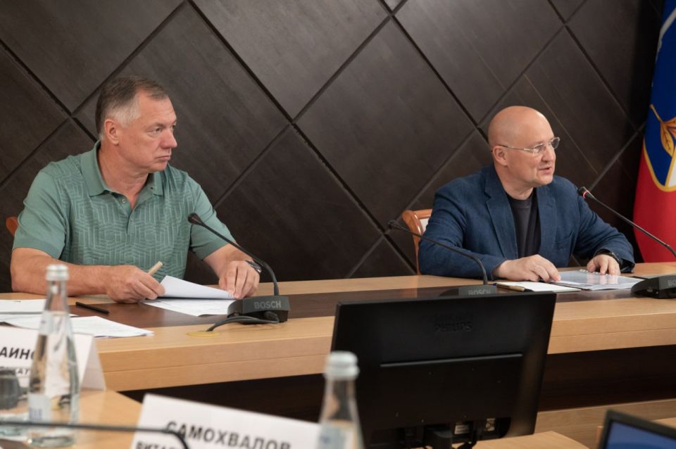 Марат Хуснуллин провел совещание по вопросам социально-экономического развития Севастополя Марат Хуснуллин провел совещание по вопросам социально-экономического развития Севастополя