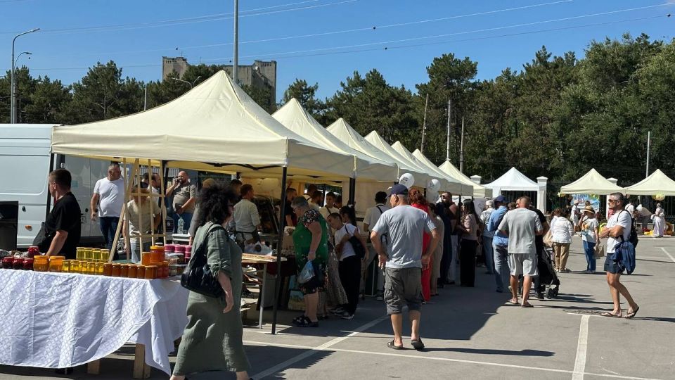В Симферополе открылась Всекрымская ярмарка «Шёлковый путь» В Симферополе открылась Всекрымская ярмарка «Шёлковый путь»