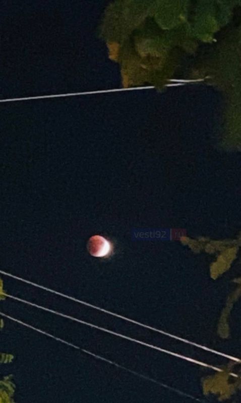 В Севастополе началось лунное затмение В Севастополе началось лунное затмение