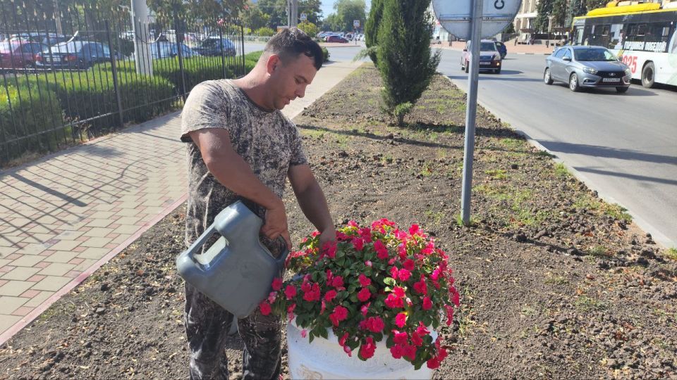 В сквере у Морского вокзала работают сотрудники Службы городского хозяйства В сквере у Морского вокзала работают сотрудники Службы городского хозяйства