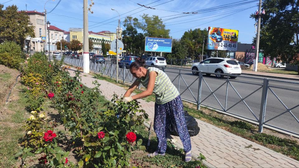 В сквере у Морского вокзала работают сотрудники Службы городского хозяйства В сквере у Морского вокзала работают сотрудники Службы городского хозяйства