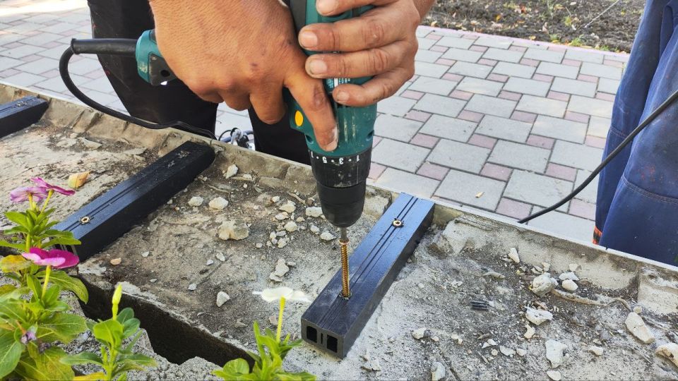 В сквере у Морского вокзала работают сотрудники Службы городского хозяйства В сквере у Морского вокзала работают сотрудники Службы городского хозяйства