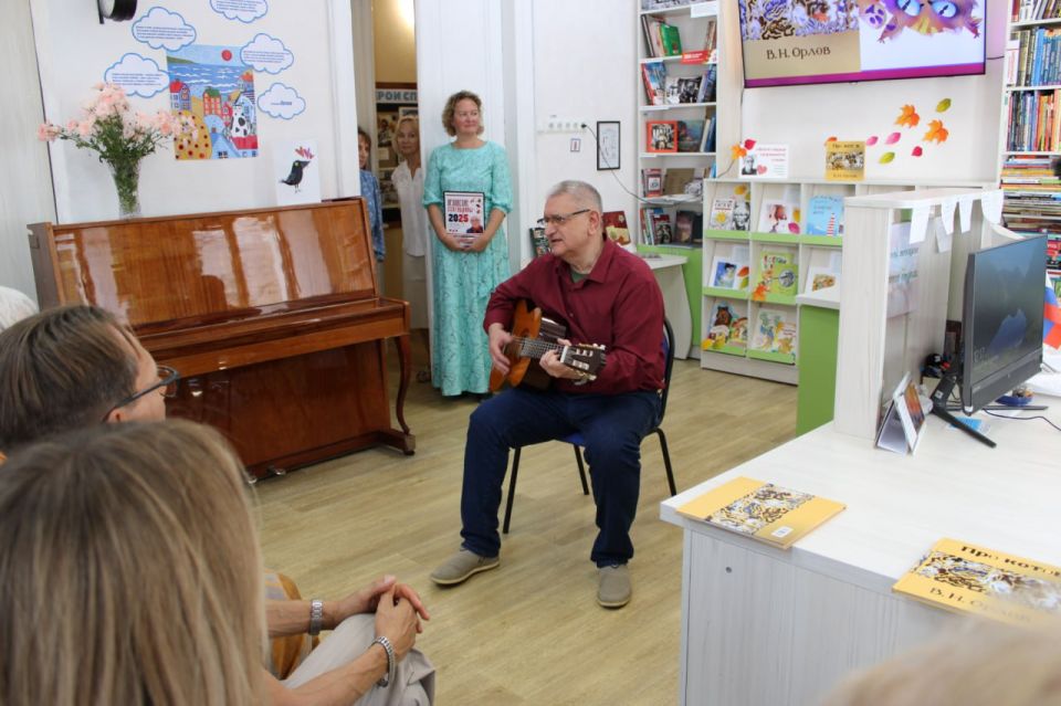 В Симферополе состоялась презентация сборника произведений для детей Владимира Орлова «Про котов» В Симферополе состоялась презентация сборника произведений для детей Владимира Орлова «Про котов»