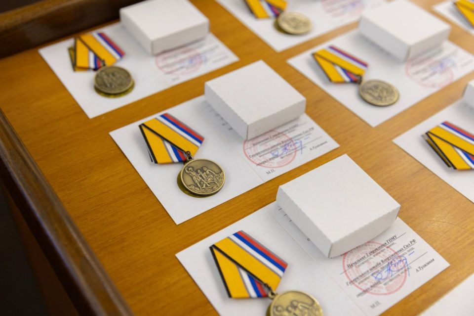 Крымские добровольцы из отряда «Барс-Крым» награждены медалями Минобороны РФ Крымские добровольцы из отряда «Барс-Крым» награждены медалями Минобороны РФ