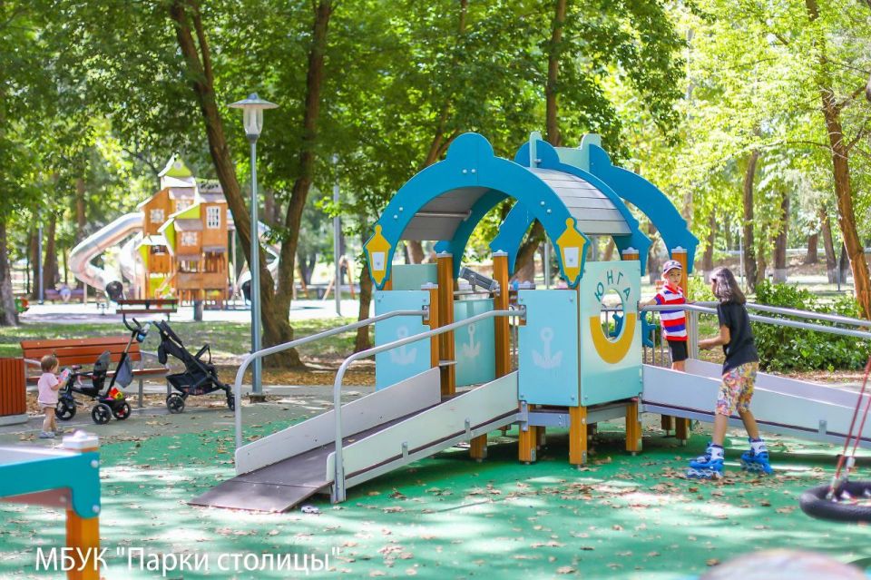 Осень в сквере ДКП лишь слегка обозначила своё присутствие Осень в сквере ДКП лишь слегка обозначила своё присутствие