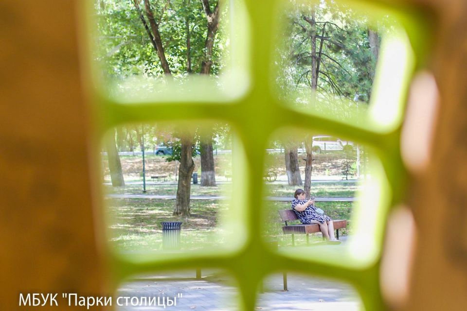 Осень в сквере ДКП лишь слегка обозначила своё присутствие Осень в сквере ДКП лишь слегка обозначила своё присутствие