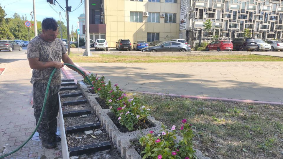 В сквере у Морского вокзала работают сотрудники Службы городского хозяйства В сквере у Морского вокзала работают сотрудники Службы городского хозяйства
