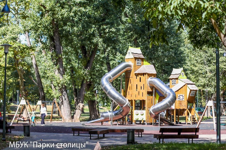 Осень в сквере ДКП лишь слегка обозначила своё присутствие Осень в сквере ДКП лишь слегка обозначила своё присутствие