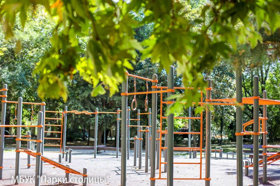 Осень в сквере ДКП лишь слегка обозначила своё присутствие Осень в сквере ДКП лишь слегка обозначила своё присутствие