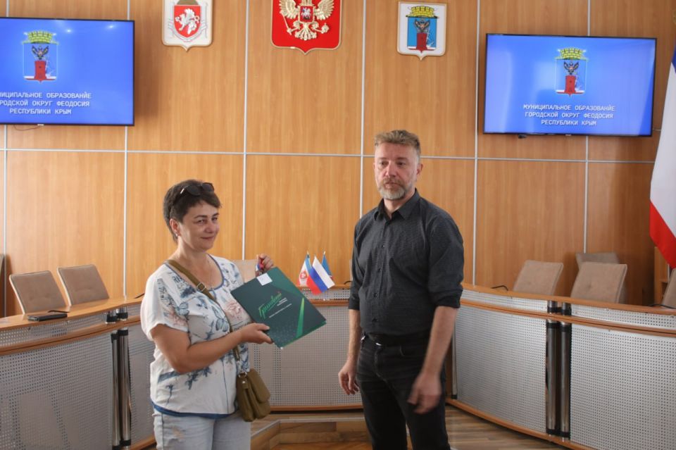 В Феодосии вручили ключи от новых квартир будущим новоселам В Феодосии вручили ключи от новых квартир будущим новоселам