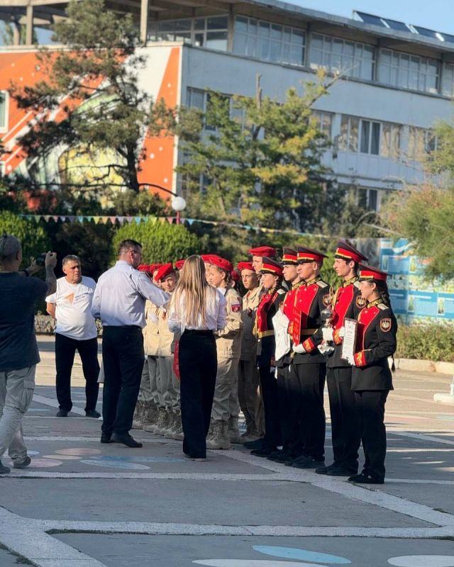 Инна Федоренко: Искренне поздравляю нашу Пахаревскую школу с таким значимым достижением – команда юнармейцев заняла почетное второе место в Республике Крым номинации «Лучший состав Почетного караула «Вахты Памяти поколений –... Инна Федоренко: Искренне поздравляю нашу Пахаревскую школу с таким значимым достижением – команда юнармейцев заняла почетное второе место в Республике Крым номинации «Лучший состав Почетного караула «Вахты Памяти поколений –...