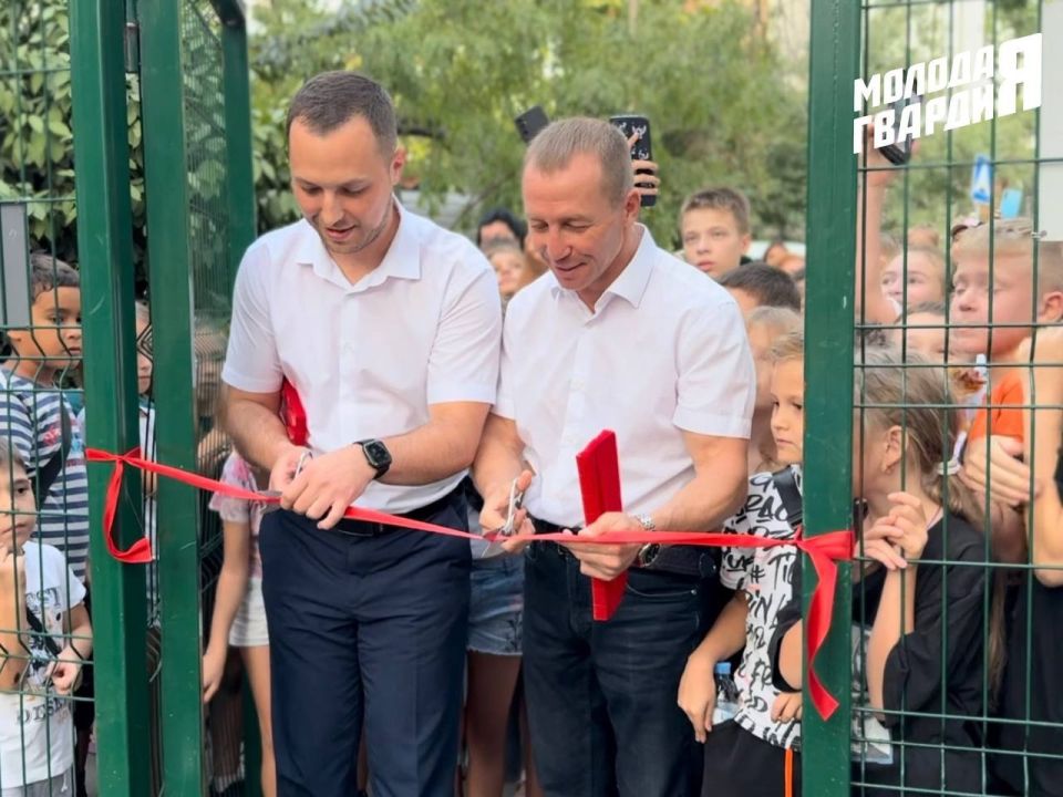 Молодогвардейцы Ялты помогли открыть новую детскую площадку Молодогвардейцы Ялты помогли открыть новую детскую площадку