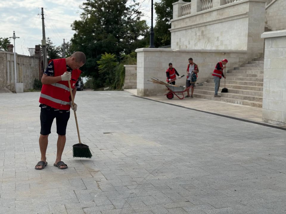 В преддверии Дня города в Керчи уделяется особое внимание уборке скверов и центральных улиц В преддверии Дня города в Керчи уделяется особое внимание уборке скверов и центральных улиц