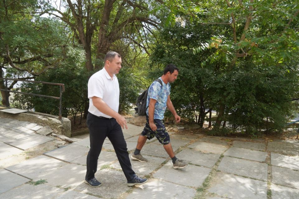 Глава администрации Керчи Олег Каторгин проинспектировал работы по очистке межквартальных зон Глава администрации Керчи Олег Каторгин проинспектировал работы по очистке межквартальных зон
