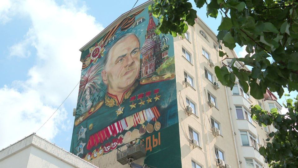 В Симферополе завершают третий мурал проекта "Маршалы Победы" В Симферополе завершают третий мурал проекта "Маршалы Победы"