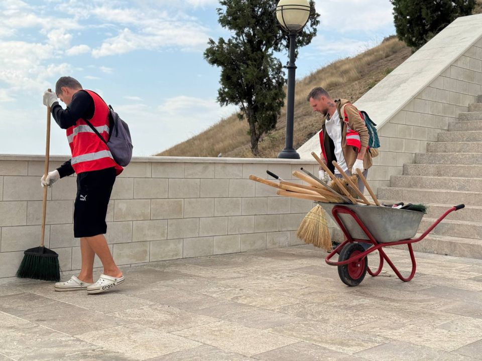 В преддверии Дня города в Керчи уделяется особое внимание уборке скверов и центральных улиц В преддверии Дня города в Керчи уделяется особое внимание уборке скверов и центральных улиц