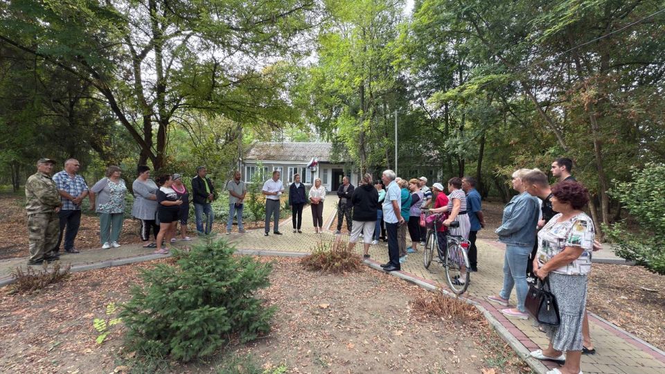 Антон Кравец: Совместно с заместителем председателя Нижнегорского районного совета Ириной Швайко провели встречу с гражданами в с.Лиственное по вопросу газификации домовладений Антон Кравец: Совместно с заместителем председателя Нижнегорского районного совета Ириной Швайко провели встречу с гражданами в с.Лиственное по вопросу газификации домовладений