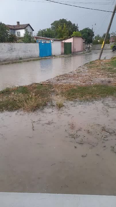 В Белогорске после вчерашнего ливня подтопило дворы, воды почти по колено