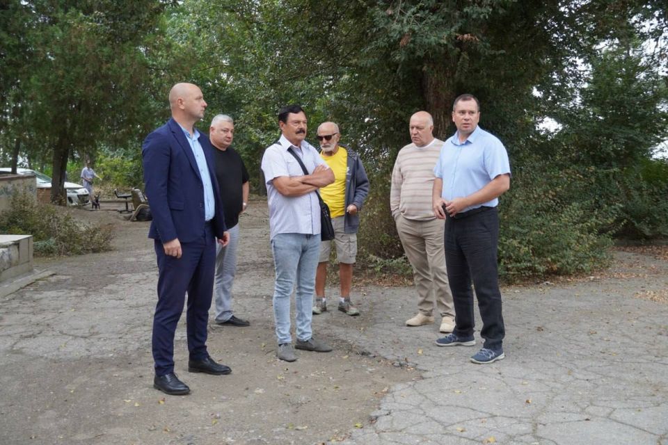 В Молодежном парке приступили к строительству спортивных кортов для игры в бадминтон В Молодежном парке приступили к строительству спортивных кортов для игры в бадминтон