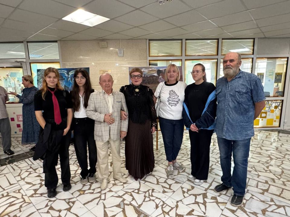Заместитель председателя Госкомнаца Крыма Айкуи Арутюнян посетила торжественное открытие персональной выставки талантливой крымской художницы Елены Котляр «Аллегории» Заместитель председателя Госкомнаца Крыма Айкуи Арутюнян посетила торжественное открытие персональной выставки талантливой крымской художницы Елены Котляр «Аллегории»