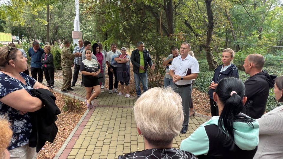 Антон Кравец: Совместно с заместителем председателя Нижнегорского районного совета Ириной Швайко провели встречу с гражданами в с.Лиственное по вопросу газификации домовладений Антон Кравец: Совместно с заместителем председателя Нижнегорского районного совета Ириной Швайко провели встречу с гражданами в с.Лиственное по вопросу газификации домовладений