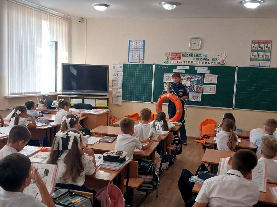 Сотрудники МЧС России проводят уроки безопасности в образовательных учреждениях полуострова Сотрудники МЧС России проводят уроки безопасности в образовательных учреждениях полуострова
