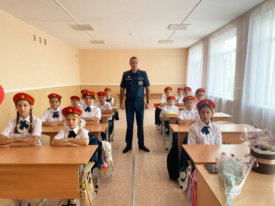 Сотрудники МЧС России проводят уроки безопасности в образовательных учреждениях полуострова Сотрудники МЧС России проводят уроки безопасности в образовательных учреждениях полуострова