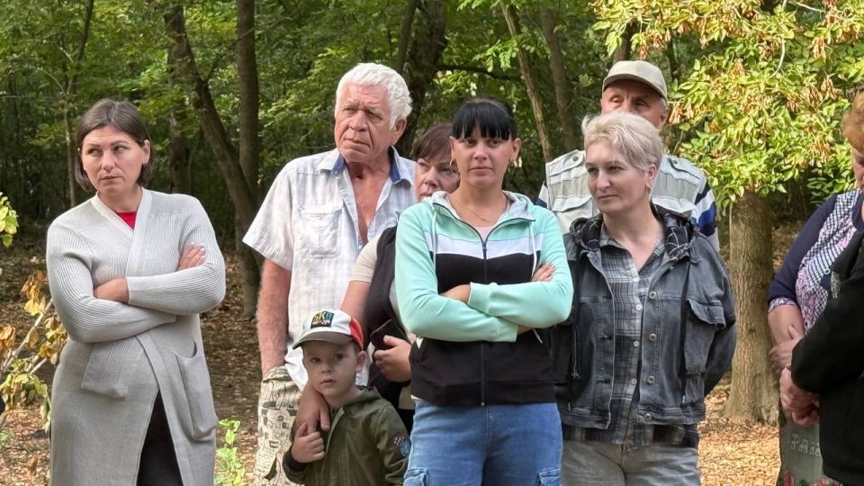 Антон Кравец: Совместно с заместителем председателя Нижнегорского районного совета Ириной Швайко провели встречу с гражданами в с.Лиственное по вопросу газификации домовладений Антон Кравец: Совместно с заместителем председателя Нижнегорского районного совета Ириной Швайко провели встречу с гражданами в с.Лиственное по вопросу газификации домовладений