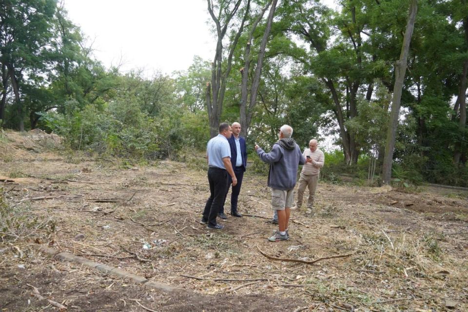 В Молодежном парке приступили к строительству спортивных кортов для игры в бадминтон В Молодежном парке приступили к строительству спортивных кортов для игры в бадминтон