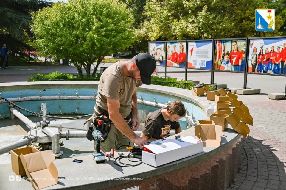 Модернизируем фонтаны. В фонтане напротив Дворце детского и юношеского творчества специалисты устанавливают систему подсветки из 39 светильников, (36 — по кругу, а 3 — в центре) Модернизируем фонтаны. В фонтане напротив Дворце детского и юношеского творчества специалисты устанавливают систему подсветки из 39 светильников, (36 — по кругу, а 3 — в центре)