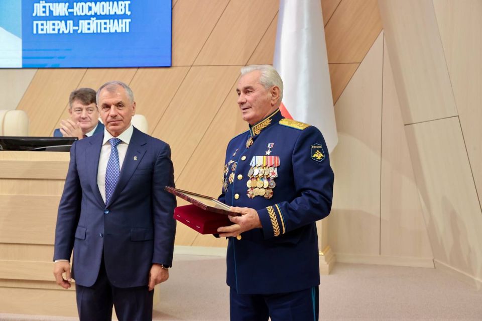 Государственный Совет Республики Крым присвоил звание «Почётный гражданин Республики Крым» Никите Михалкову и Василию Циблиеву Государственный Совет Республики Крым присвоил звание «Почётный гражданин Республики Крым» Никите Михалкову и Василию Циблиеву