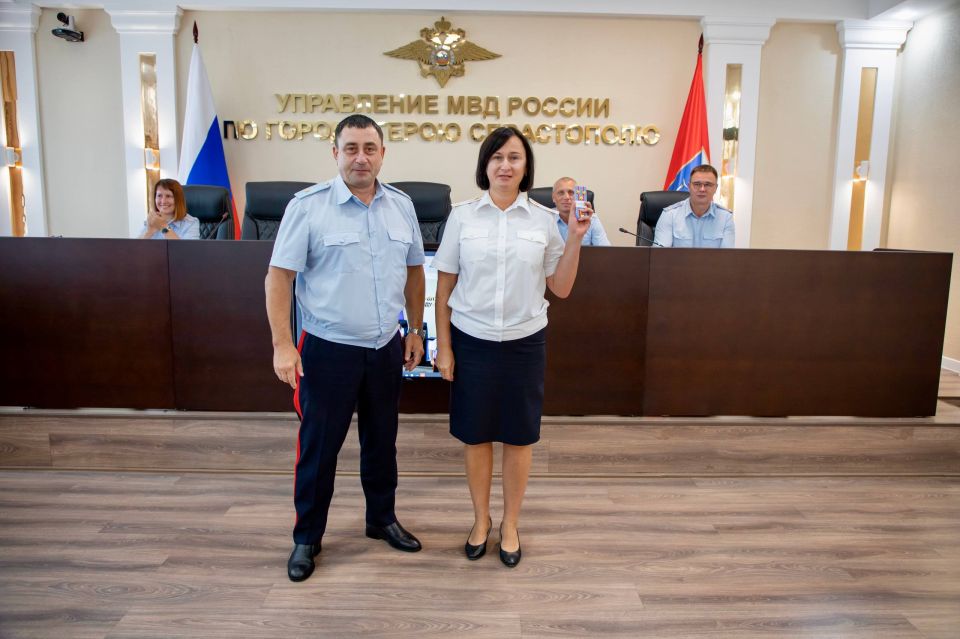 Начальник УМВД России по г. Севастополю генерал-майор полиции Сергей Сигунов поздравил сотрудников управления по вопросам миграции с профессиональным праздником Начальник УМВД России по г. Севастополю генерал-майор полиции Сергей Сигунов поздравил сотрудников управления по вопросам миграции с профессиональным праздником
