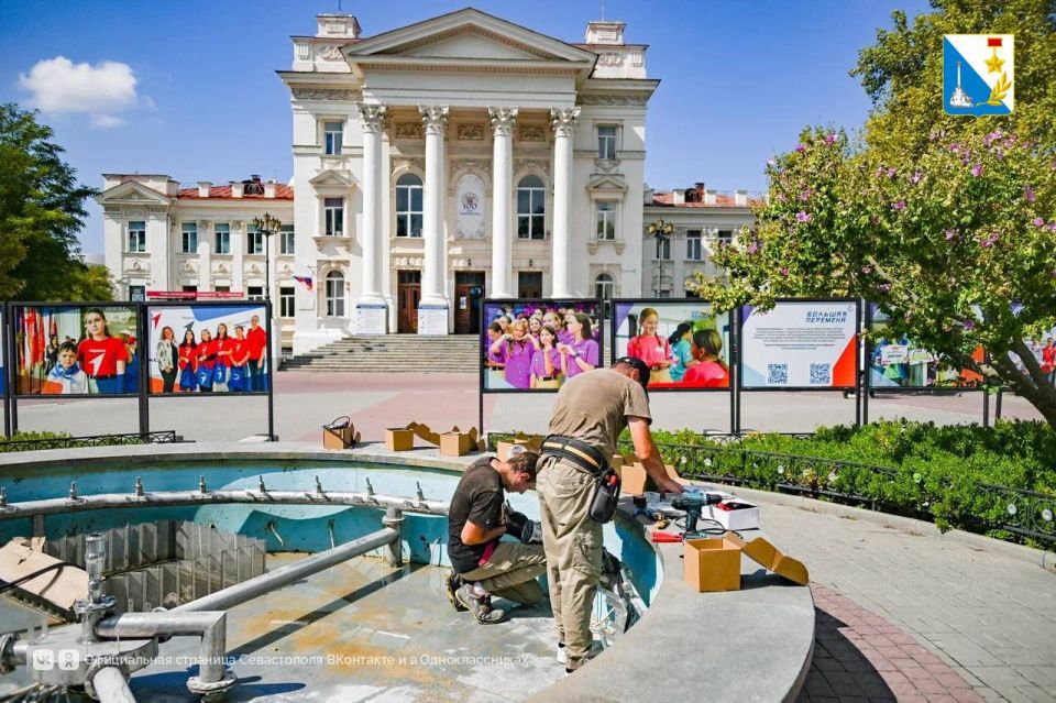 Модернизируем фонтаны. В фонтане напротив Дворце детского и юношеского творчества специалисты устанавливают систему подсветки из 39 светильников, (36 — по кругу, а 3 — в центре) Модернизируем фонтаны. В фонтане напротив Дворце детского и юношеского творчества специалисты устанавливают систему подсветки из 39 светильников, (36 — по кругу, а 3 — в центре)