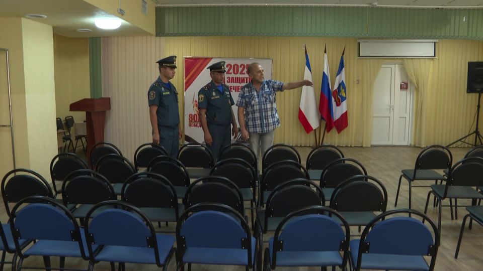 Сотрудники МЧС проверили готовность избирательных участков Симферополя Сотрудники МЧС проверили готовность избирательных участков Симферополя