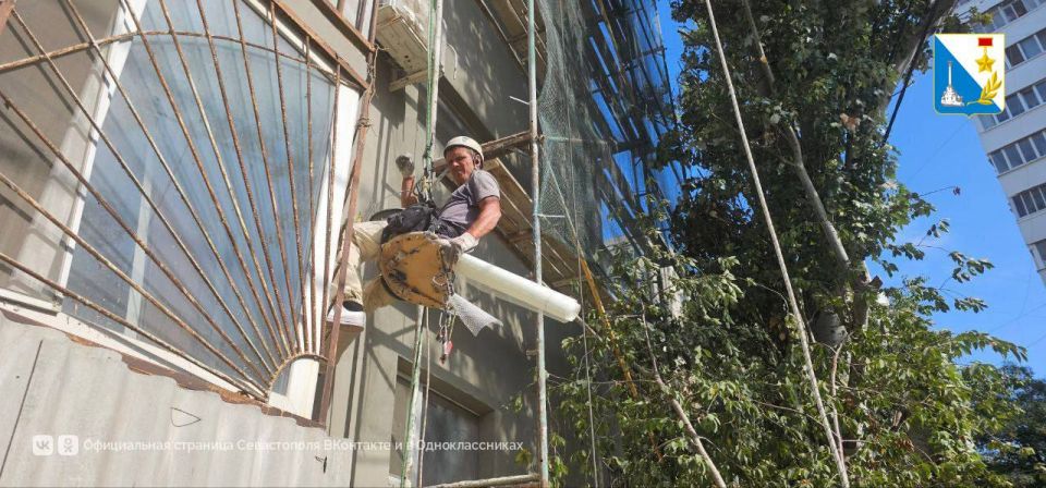 Ремонтируем фасады. Капитальный ремонт фасада дома на проспекте Генерала Острякова, 180, завершат до 26 сентября