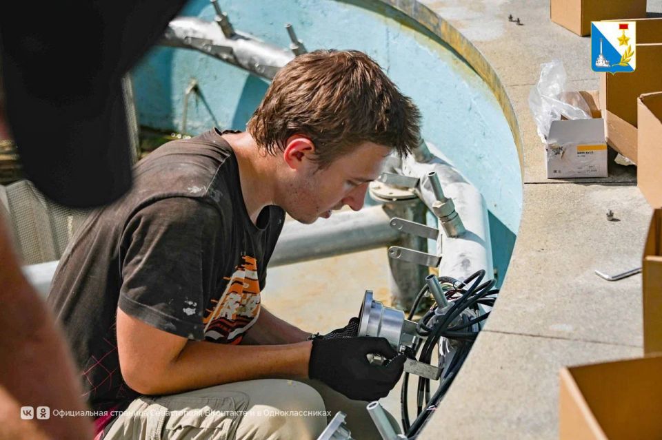 Модернизируем фонтаны. В фонтане напротив Дворце детского и юношеского творчества специалисты устанавливают систему подсветки из 39 светильников, (36 — по кругу, а 3 — в центре) Модернизируем фонтаны. В фонтане напротив Дворце детского и юношеского творчества специалисты устанавливают систему подсветки из 39 светильников, (36 — по кругу, а 3 — в центре)