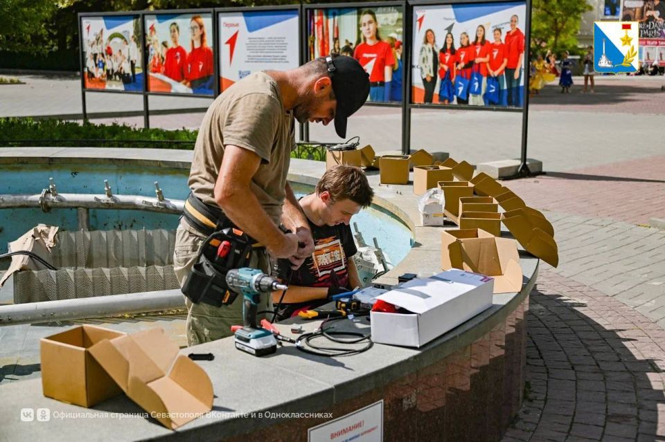 Модернизируем фонтаны. В фонтане напротив Дворце детского и юношеского творчества специалисты устанавливают систему подсветки из 39 светильников, (36 — по кругу, а 3 — в центре)