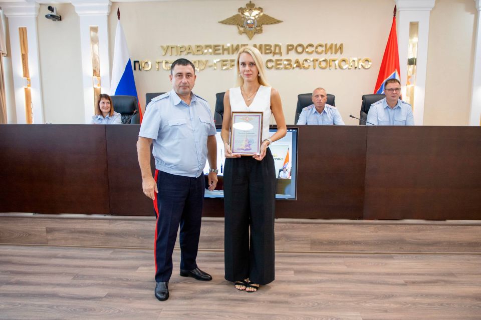 Начальник УМВД России по г. Севастополю генерал-майор полиции Сергей Сигунов поздравил сотрудников управления по вопросам миграции с профессиональным праздником Начальник УМВД России по г. Севастополю генерал-майор полиции Сергей Сигунов поздравил сотрудников управления по вопросам миграции с профессиональным праздником