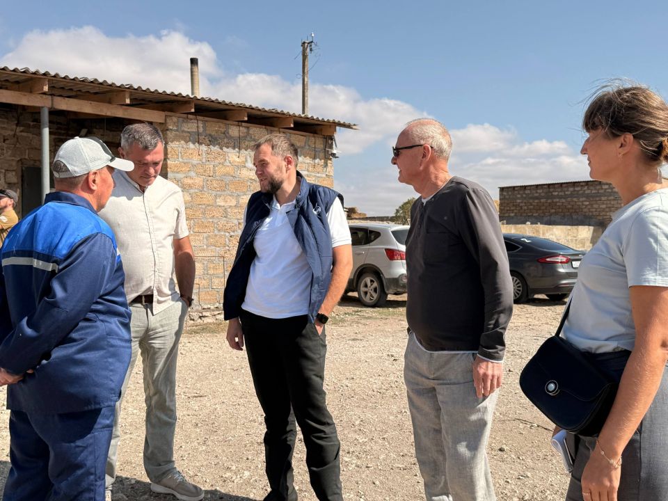 Делегация Минсельхоза Крыма во главе с замминистра Николаем Тютюником посетила ООО «КИХ Животноводство» в Черноморском районе Делегация Минсельхоза Крыма во главе с замминистра Николаем Тютюником посетила ООО «КИХ Животноводство» в Черноморском районе