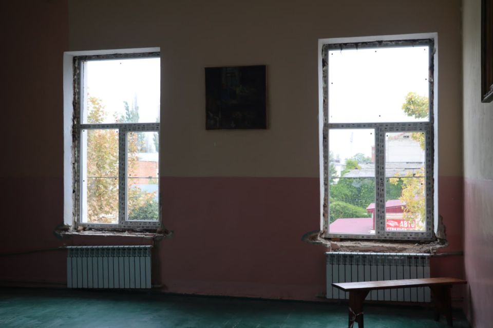 В школе №1 им. В.Дубинина приступили к замене окон В школе №1 им. В.Дубинина приступили к замене окон