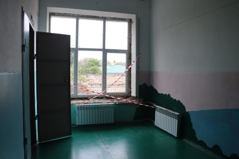 В школе №1 им. В.Дубинина приступили к замене окон В школе №1 им. В.Дубинина приступили к замене окон