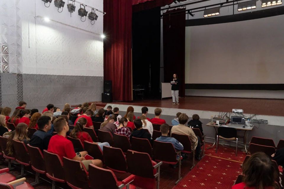 В Крыму Общество «Знание» подготовило для школьников из новых регионов просветительскую программу В Крыму Общество «Знание» подготовило для школьников из новых регионов просветительскую программу